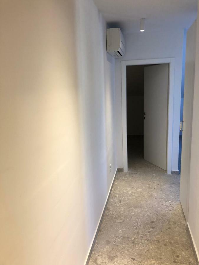 Buga In Center Of Apartment *
