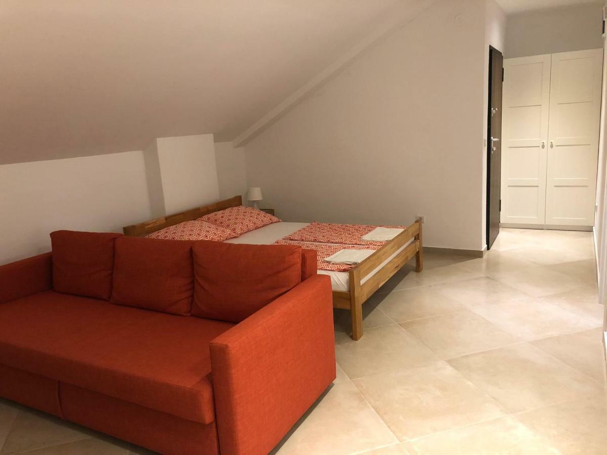 Buga In Center Of Apartment