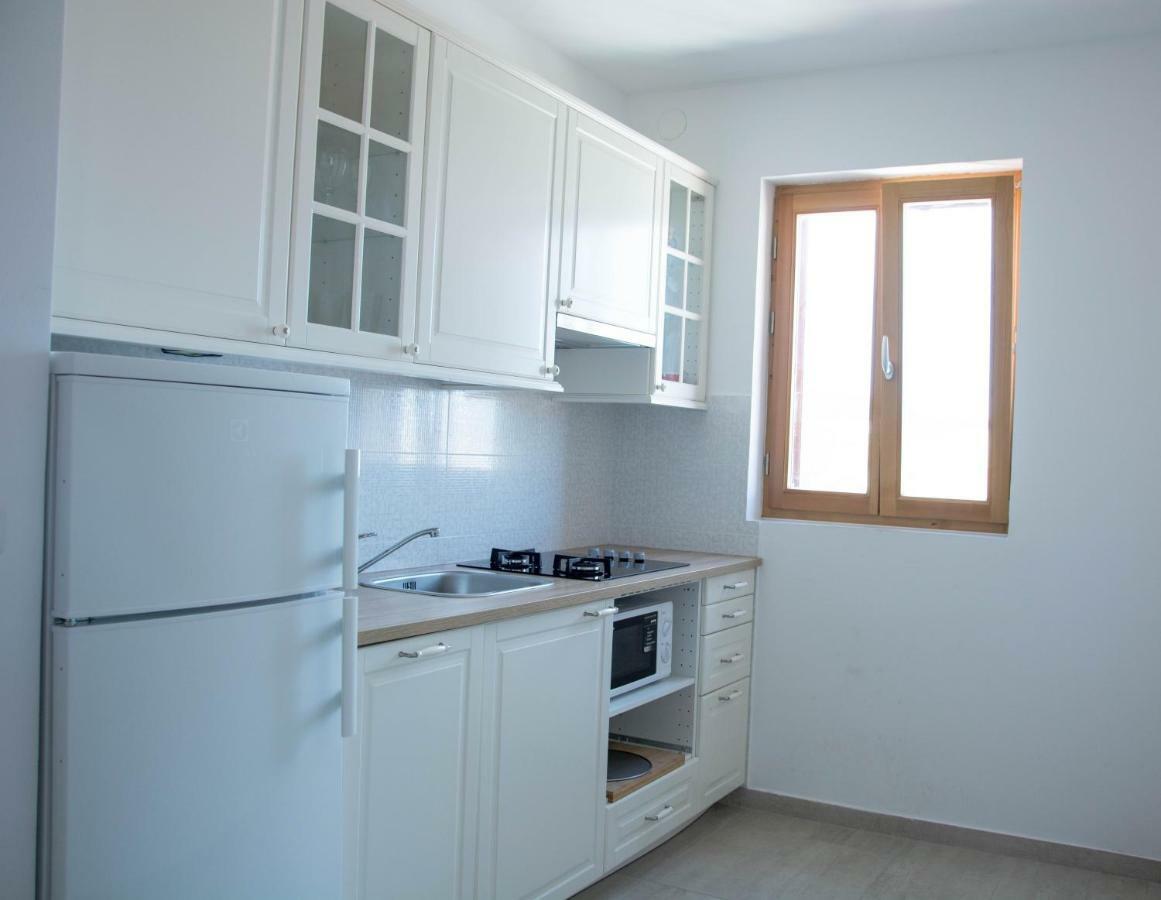 Buga In Center Of Apartment *
