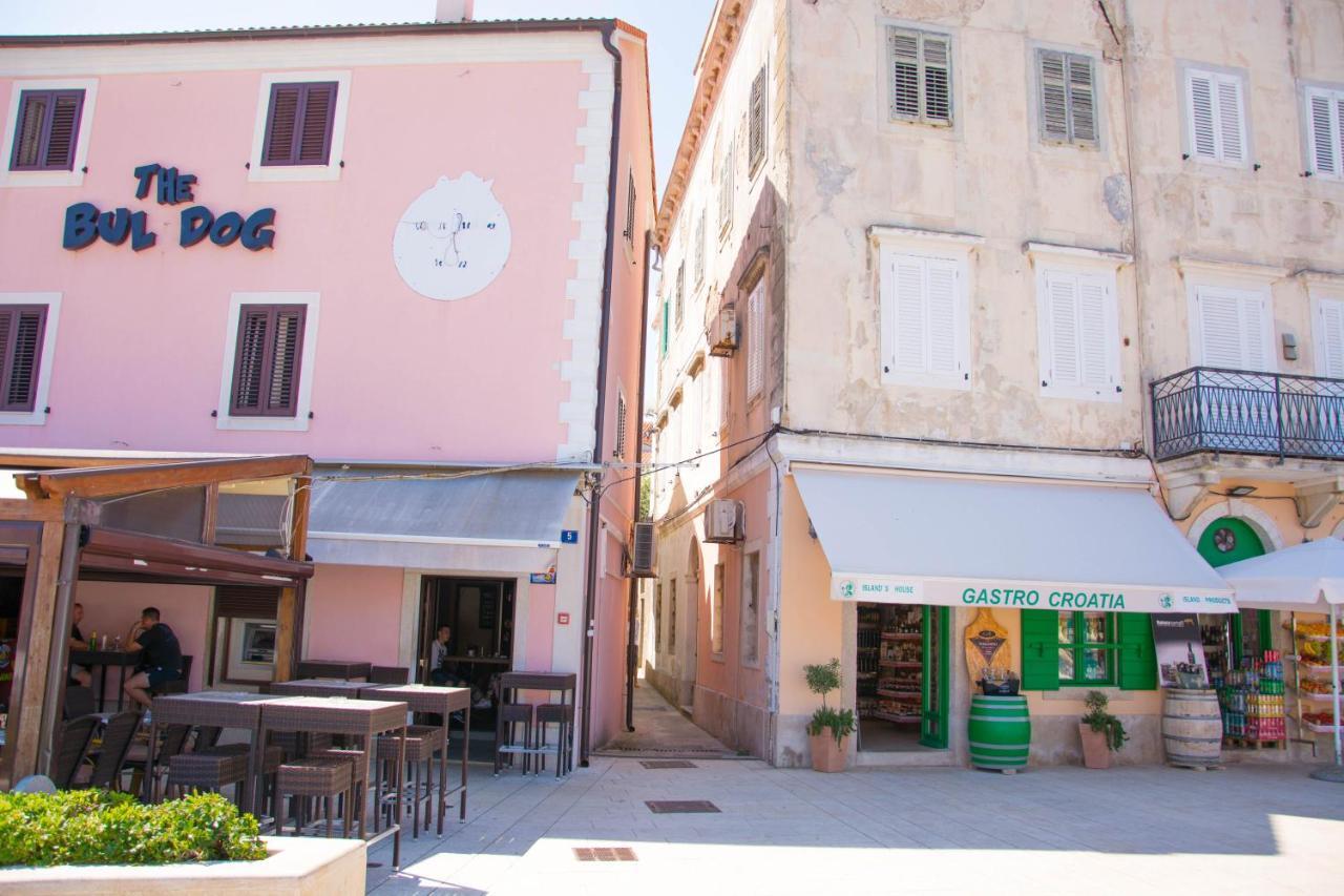 Buga In Center Of Apartment